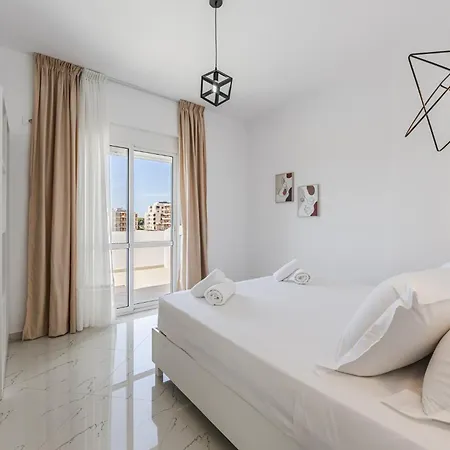 With Ac And Balcony By Pikhost Appartamento