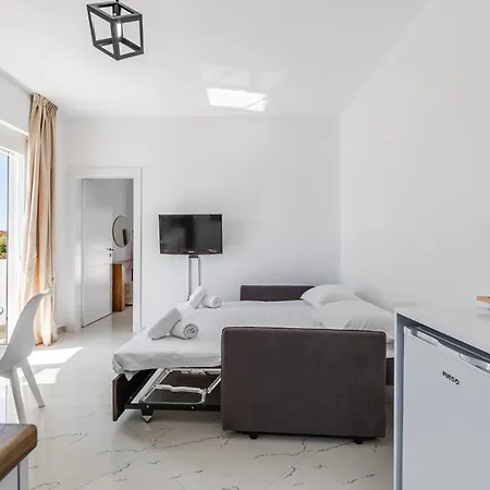 Appartamento With Ac And Balcony By Pikhost Golem (Tirana)