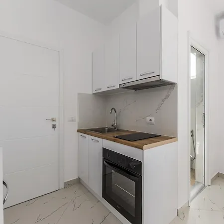 With Ac And Balcony By Pikhost Appartamento Golem (Tirana)