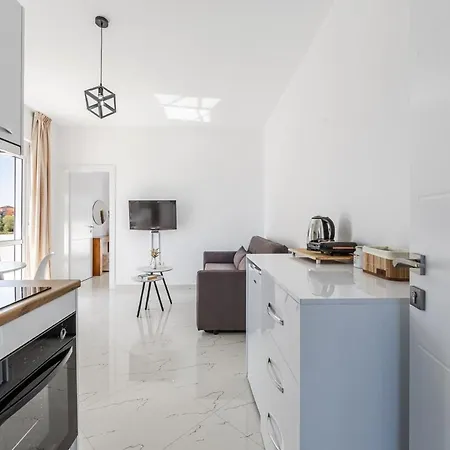 With Ac And Balcony By Pikhost Appartement