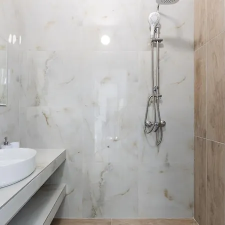 With Ac And Balcony Apartment *