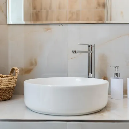 Apartment With Ac And Balcony By Pikhost *