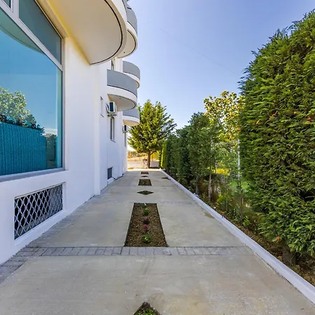 With Ac And Balcony By Pikhost Apartman Golem