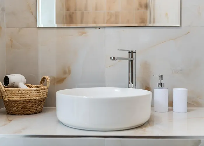 Apartment With Ac And Balcony By Pikhost *