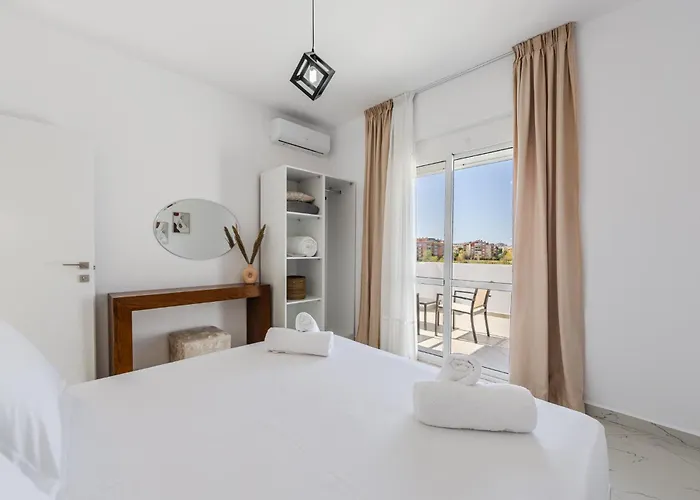 Apartment With Ac And Balcony By Pikhost *