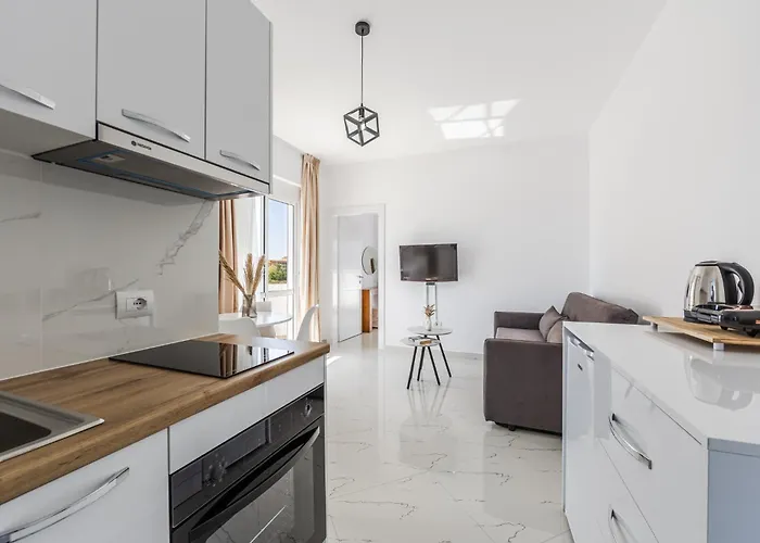 Apartment With Ac And Balcony By Pikhost *